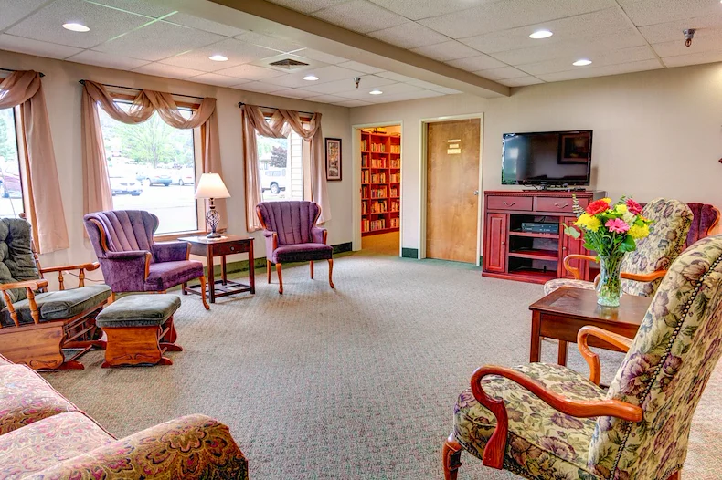 Grande Ronde Retirement Residence senior living community offering independent living, assisted living, and respite care in La Grande, OR, community living room