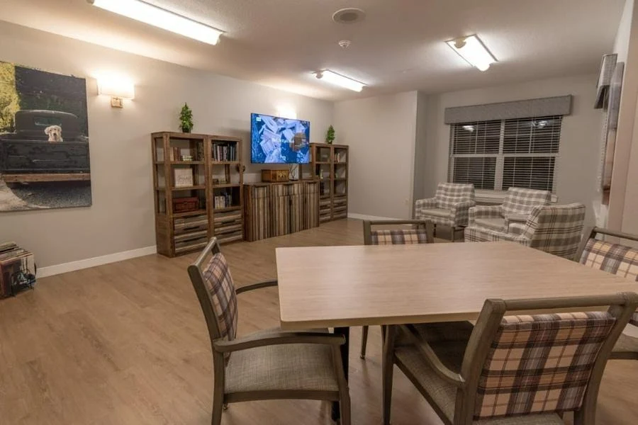 Avamere at Sandy senior living community offering assisted living, memory care, and respite care in Sandy, OR, lounging room great for relaxing or socializing