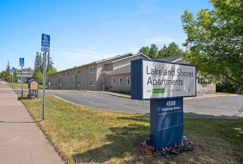 Image of Lakeland Shores Apartments (1)