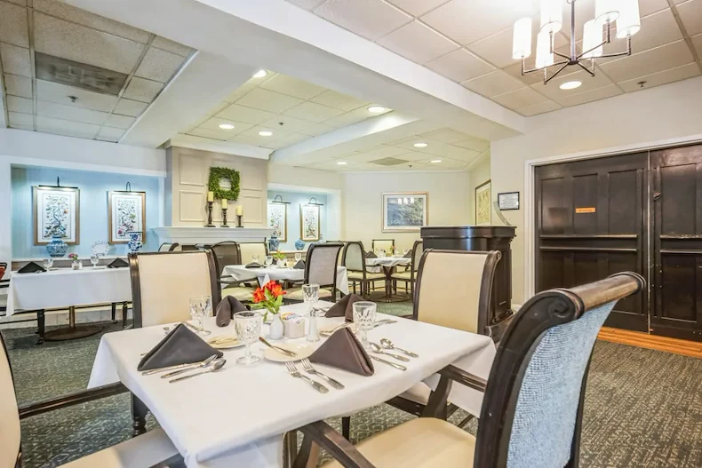 Barclay House of Tarboro senior living community offering independent living, assisted living, and memory care in Tarboro, NC, dining room