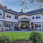 Avamere at Seaside senior living community offering independent living, assisted living, memory care, and respite care in Seaside, OR, exterior and outdoor sitting area