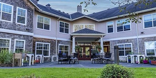 Avamere at Seaside senior living community offering independent living, assisted living, memory care, and respite care in Seaside, OR, exterior and outdoor sitting area