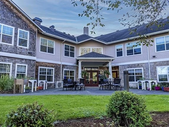 Avamere at Seaside senior living community offering independent living, assisted living, memory care, and respite care in Seaside, OR, exterior and outdoor sitting area