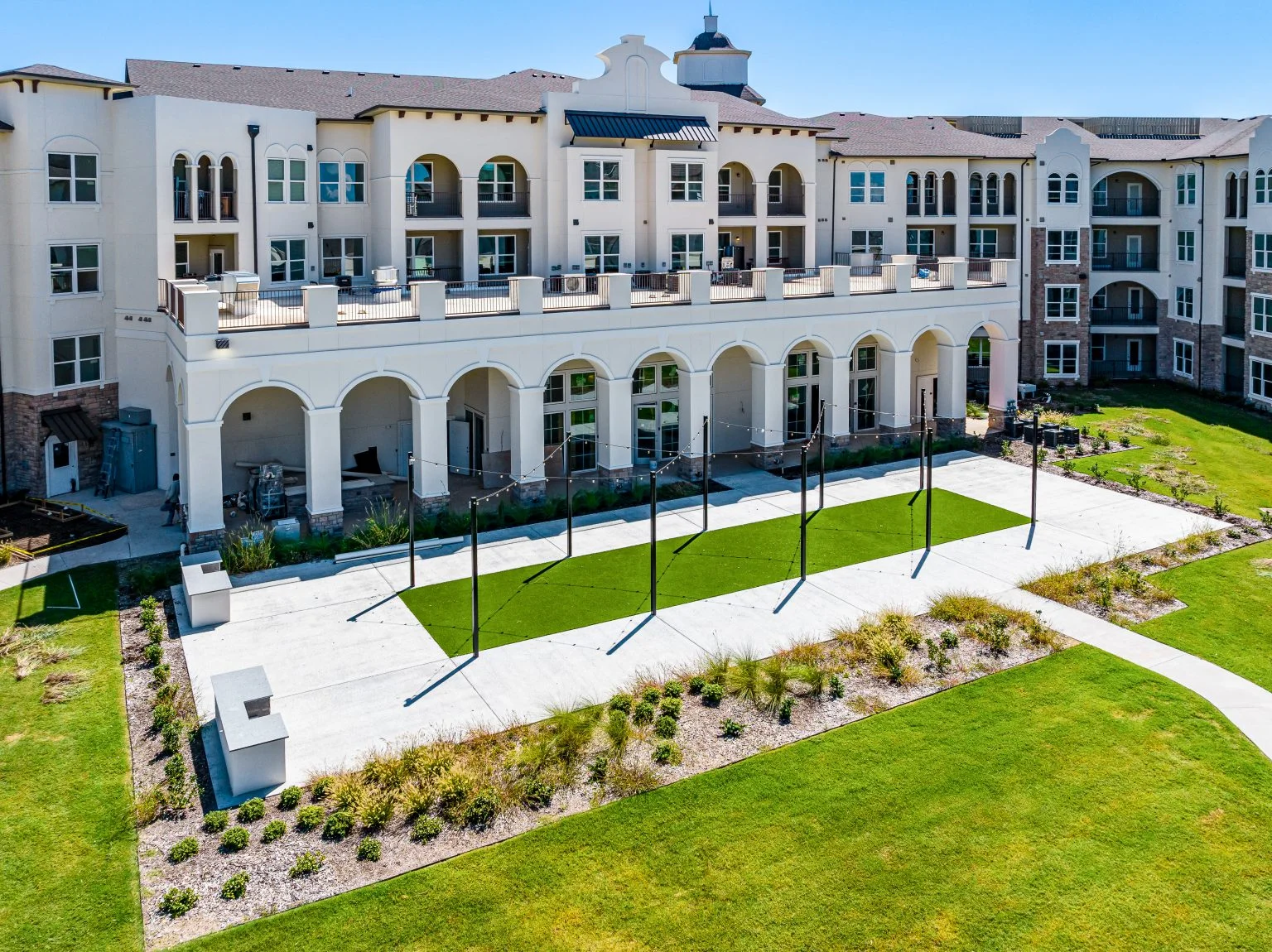 Wilshire Senior Living, independent living, assisted living, and memory care in Burleson, TX, outdoor space