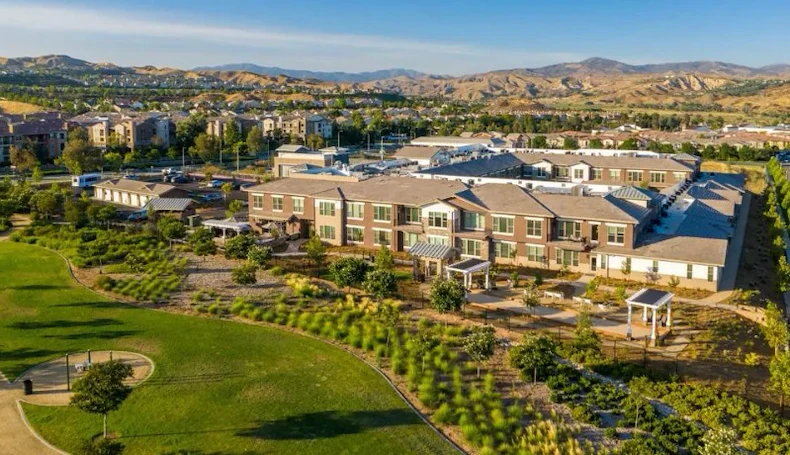 Image of Oakmont of Valencia (1)