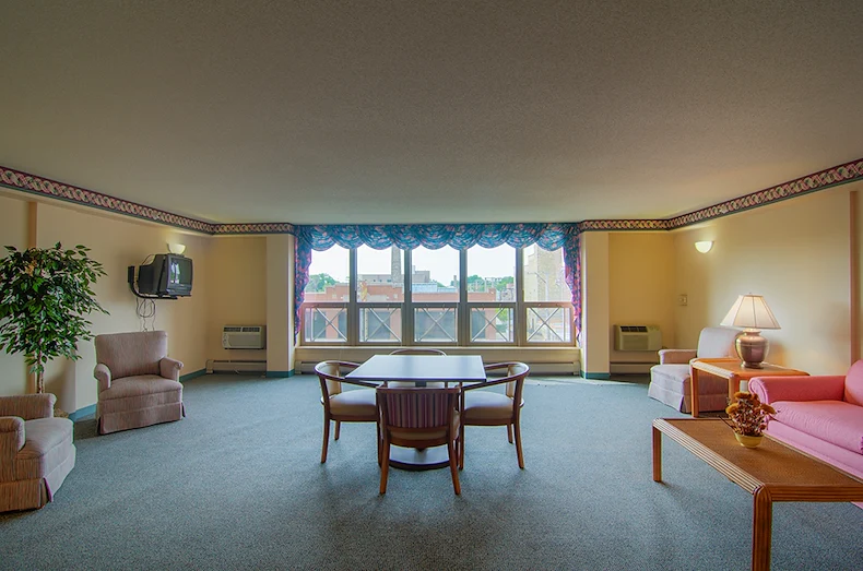 Image of Senior Suites of Ravenswood Manor (2)