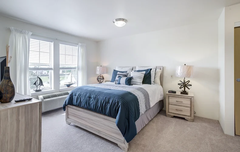 Steeplechase Gracious Retirement Living Hawthorn Senior Independent Living in Oxford, Florida apartment bedroom