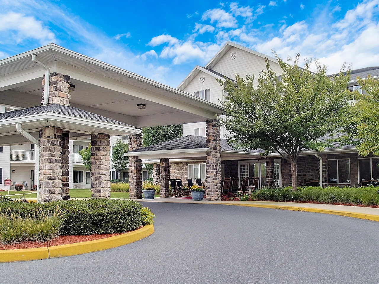Image of Holiday Manor at Oakridge (1)