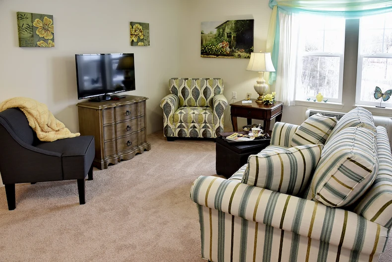 Magnolia Heights Gracious Retirement Living Hawthorn Senior Independent Living in Franklin, Massachusetts apartment living room