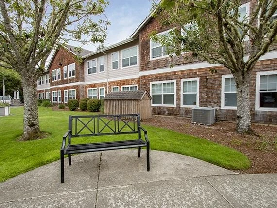 Avamere at Seaside senior living community offering independent living, assisted living, memory care, and respite care in Seaside, OR, outdoor area with a bench