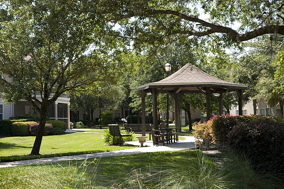 Allegro Fleming Island, senior living community offering independent living, assisted living, memory care, and respite care in Fleming Island, FL, outdoor area and walking path