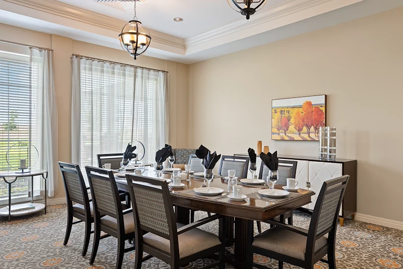 Alto Overland Park, senior living community offering assisted living and memory care in Overland Park, KS, private dining room with elegant place settings