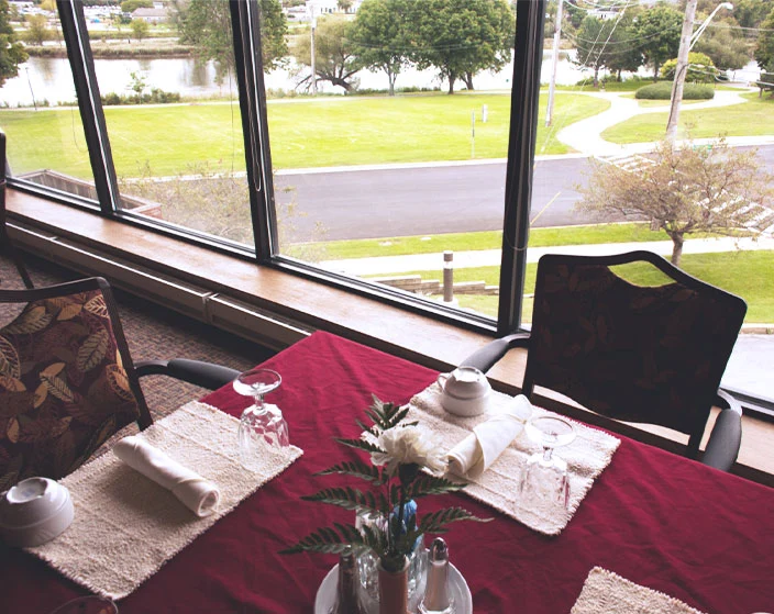Prime Healthcare Senior Living – Fox Knoll Village in Aurora, IL, dining room