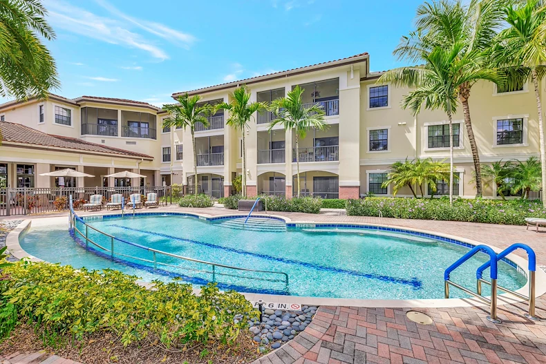Allegro Boynton Beach, senior living community offering independent living, assisted living, memory care, and respite care in Boynton Beach, FL, outdoor pool