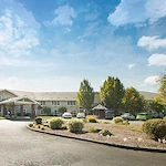 Avamere at Newberg senior living community offering assisted living, memory care, and respite care in Newberg, OR, front exterior