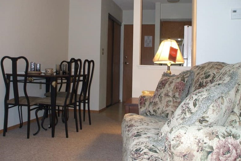 Image of Cedar Square Apartments (4)