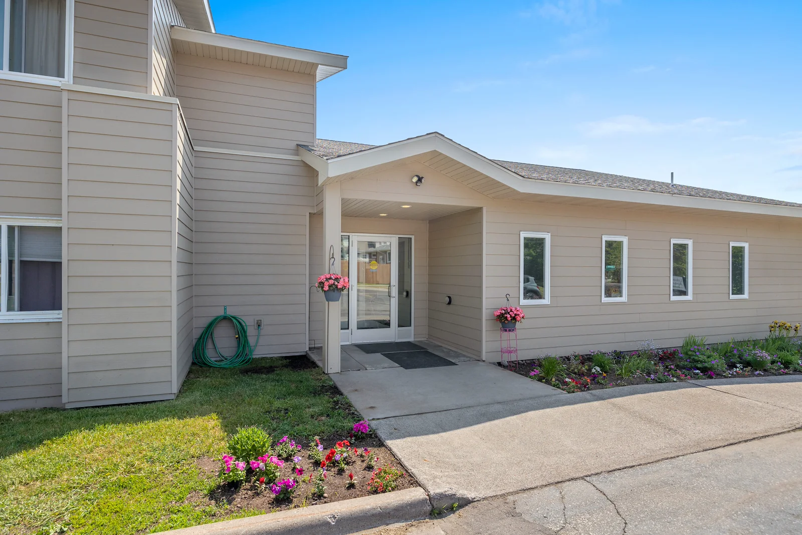 Image of Lakeland Shores Apartments (2)