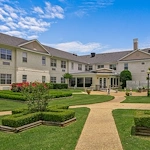 Montclair Park Assisted and Independent Senior Living in Shreveport, LA rear exterior walking paths