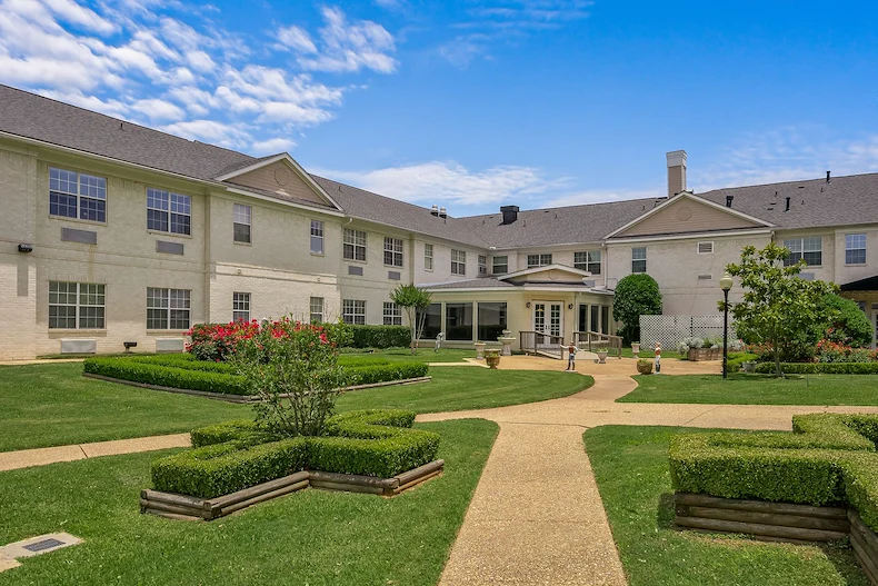 Montclair Park Assisted and Independent Senior Living in Shreveport, LA rear exterior walking paths