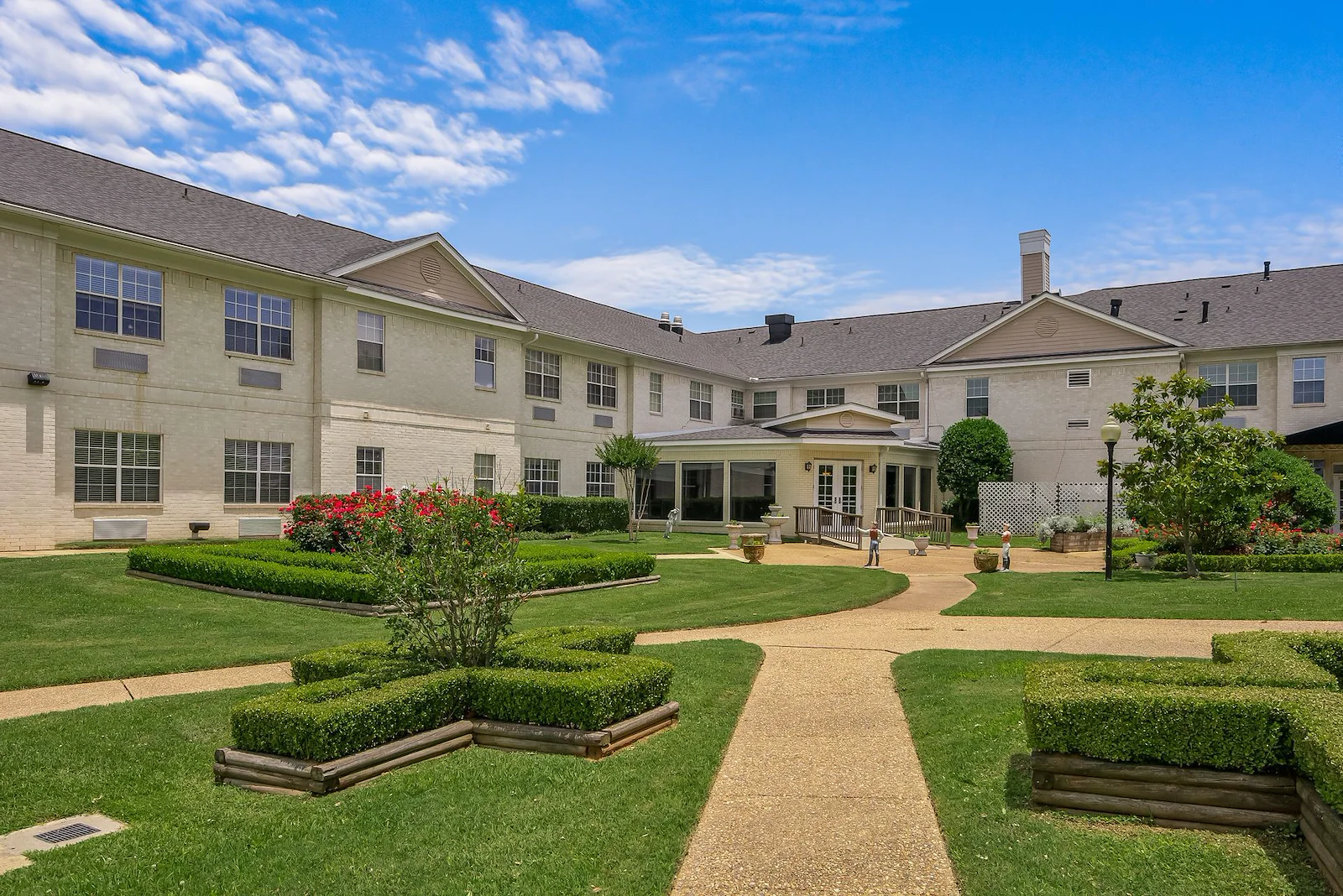 Montclair Park Assisted and Independent Senior Living in Shreveport, LA rear exterior walking paths