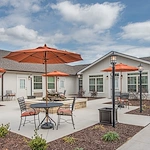 Barclay House of Aiken, senior living community offering assisted living and memory care in Aiken, SC, outdoor seating area with tables