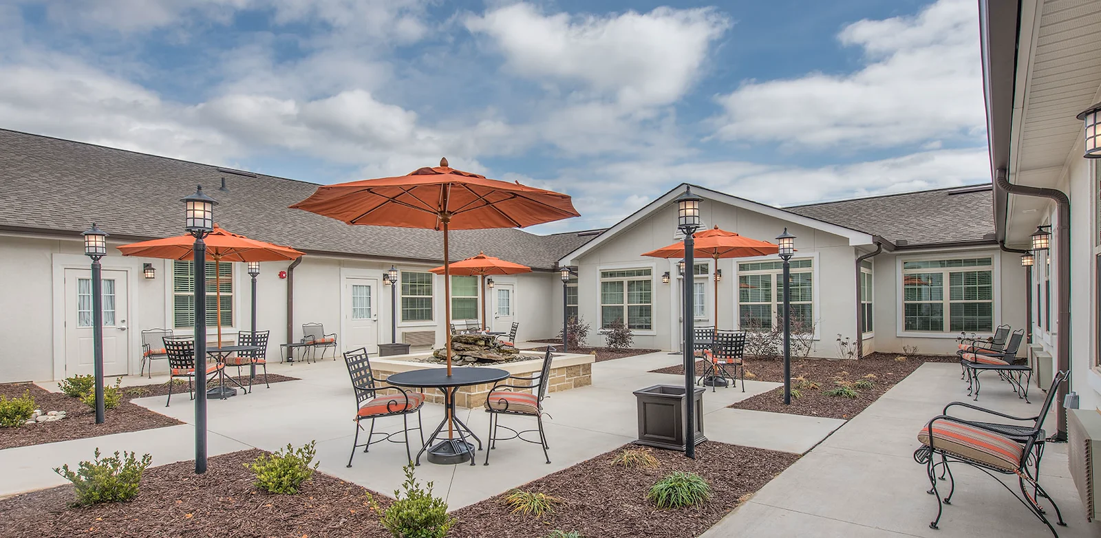 Barclay House of Aiken, senior living community offering assisted living and memory care in Aiken, SC, outdoor seating area with tables