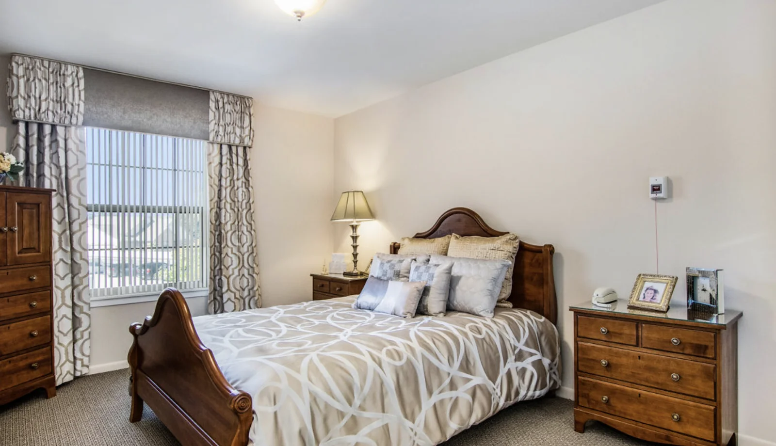 Image of Oakmont Manor (10)