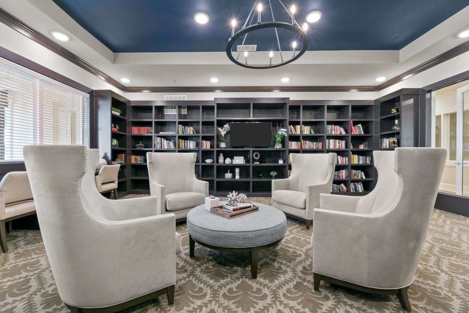 Wilshire Senior Living, independent living, assisted living, and memory care in Burleson, TX, lounge area with comfortable seating