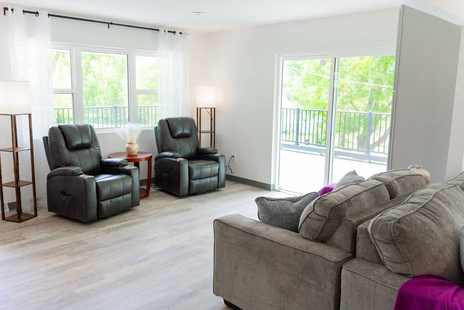 Legato Living Residential Memory Care at Heartland Hills senior living community offering assisted living, memory care, adult day services, and respite care in Bellevue, NE, community living room with comfortable furniture