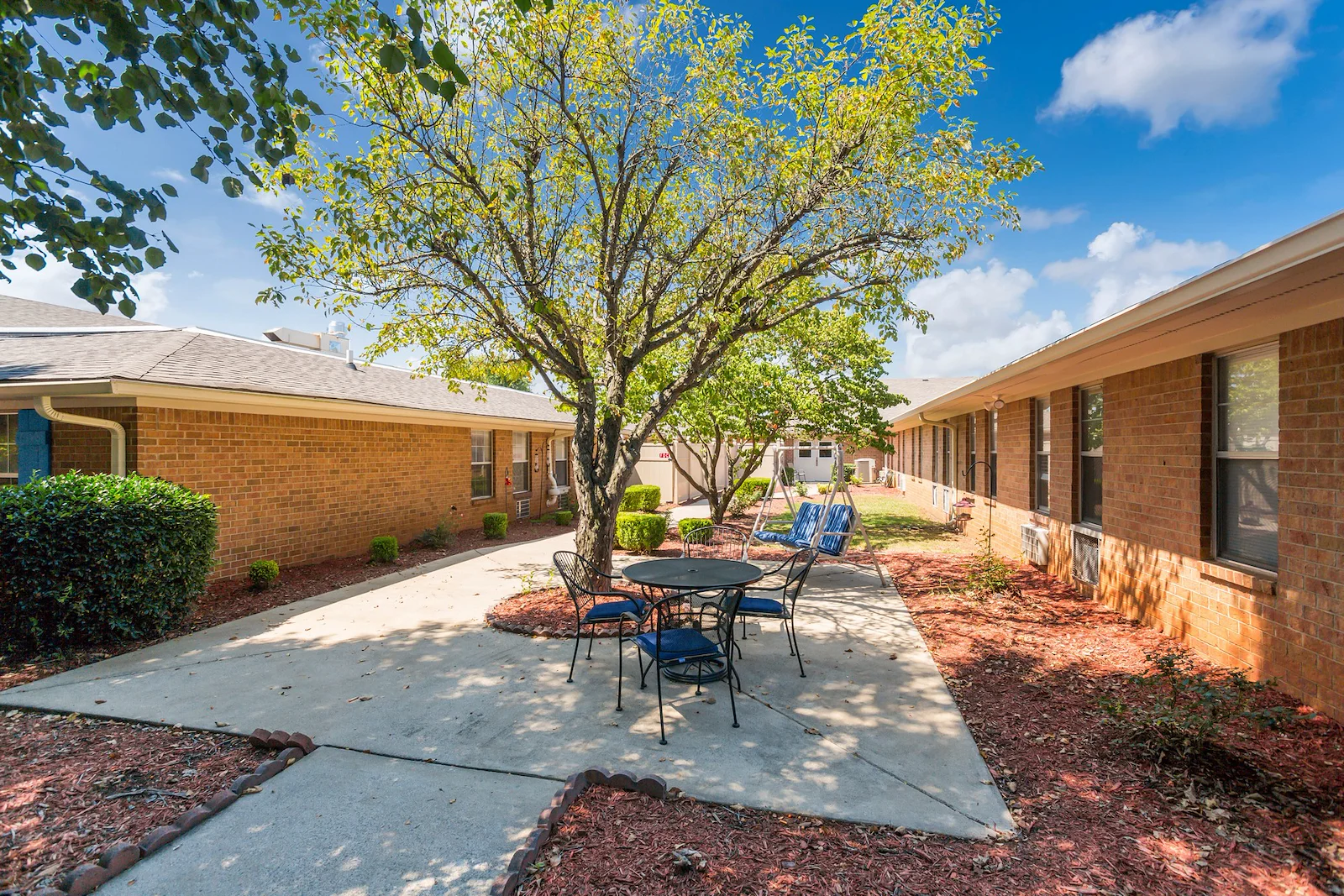 Charter Senior Living of Bowling Green outdoor seating area