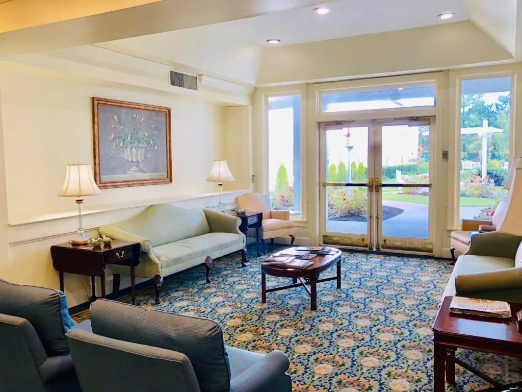 Charter Senior Living of Augusta Gardens senior living community offering assisted living and memory care in Augusta, GA, common sitting area