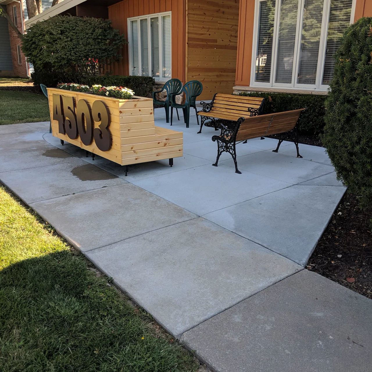 Legato Living Residential Memory Care at Eastridge senior living community offering assisted living, memory care, adult day services, and respite care in Omaha, NE, sitting area in the front of the building