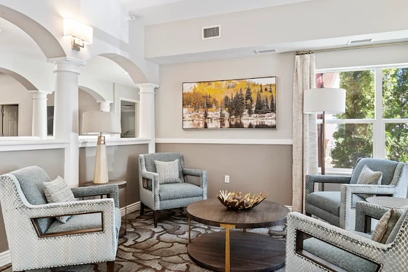 Avamere at Mountain Ridge senior living community offering assisted living, memory care, and respite care in South Ogden, UT, comfortable lounge area