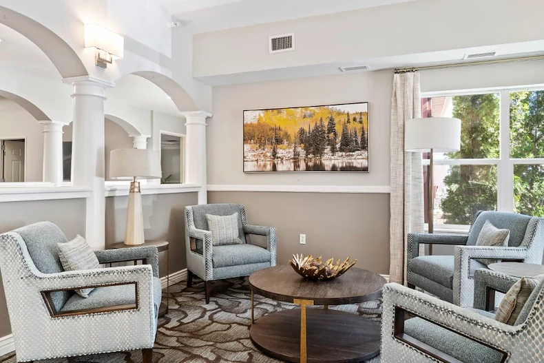 Avamere at Mountain Ridge senior living community offering assisted living, memory care, and respite care in South Ogden, UT, comfortable lounge area
