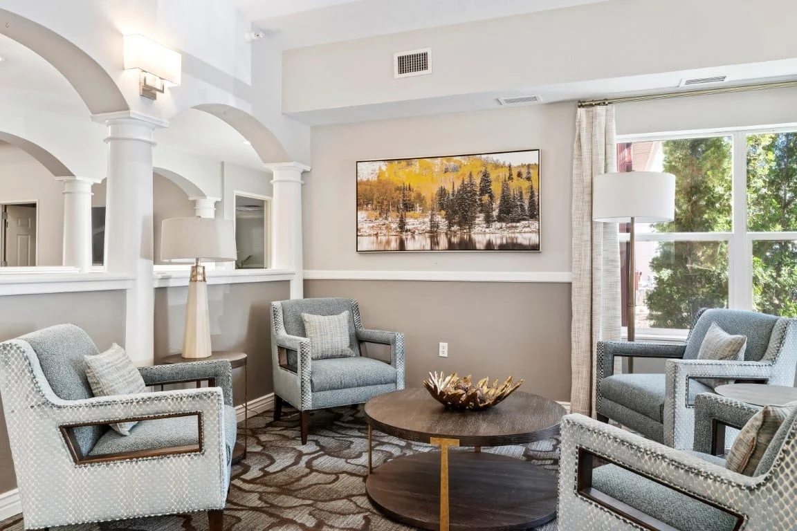 Avamere at Mountain Ridge senior living community offering assisted living, memory care, and respite care in South Ogden, UT, comfortable lounge area