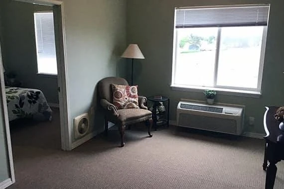 Avamere at Moses Lake senior living community offering independent living, assisted living, and respite care in Moses Lake, WA, apartment with a sitting nook by the window