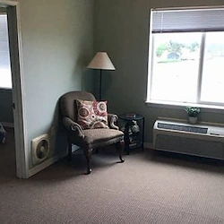 Avamere at Moses Lake senior living community offering independent living, assisted living, and respite care in Moses Lake, WA, apartment with a sitting nook by the window