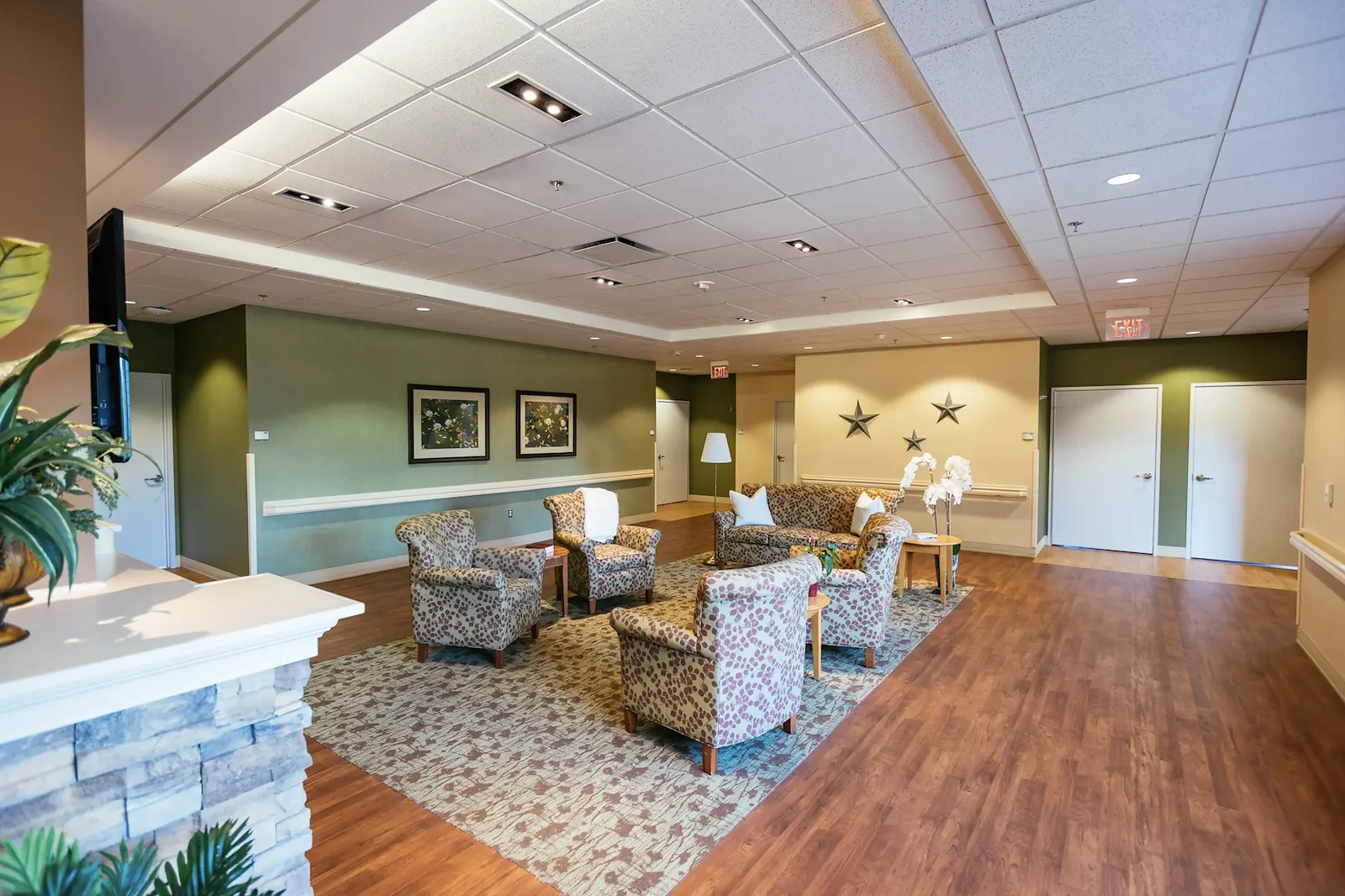 The Neighborhoods of White Lake Senior Living lounge area