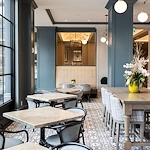 Corso Atlanta senior living community offering independent living, assisted living, memory care, and respite care in Atlanta, GA, communitiy area with tables and chairs