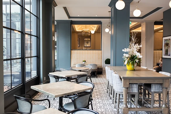 Corso Atlanta senior living community offering independent living, assisted living, memory care, and respite care in Atlanta, GA, communitiy area with tables and chairs