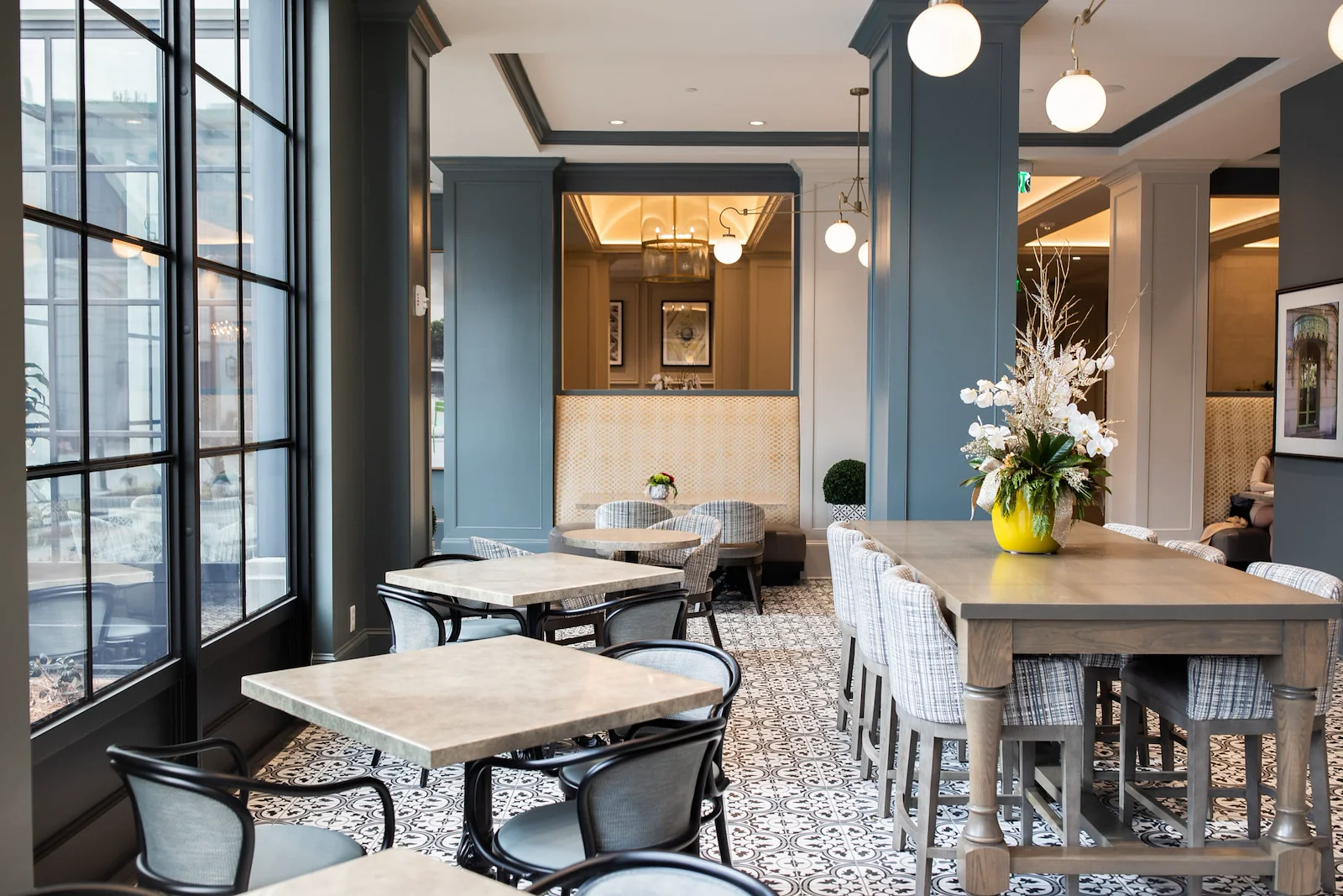 Corso Atlanta senior living community offering independent living, assisted living, memory care, and respite care in Atlanta, GA, communitiy area with tables and chairs