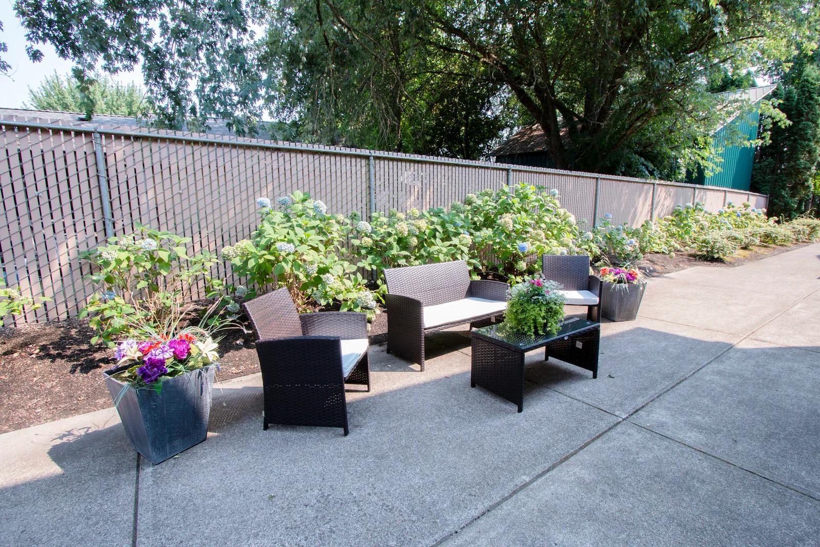 Albany Senior Living by Cogir, assisted living and respite care community in Albany, OR, outdoor seating area with beautiful flowers
