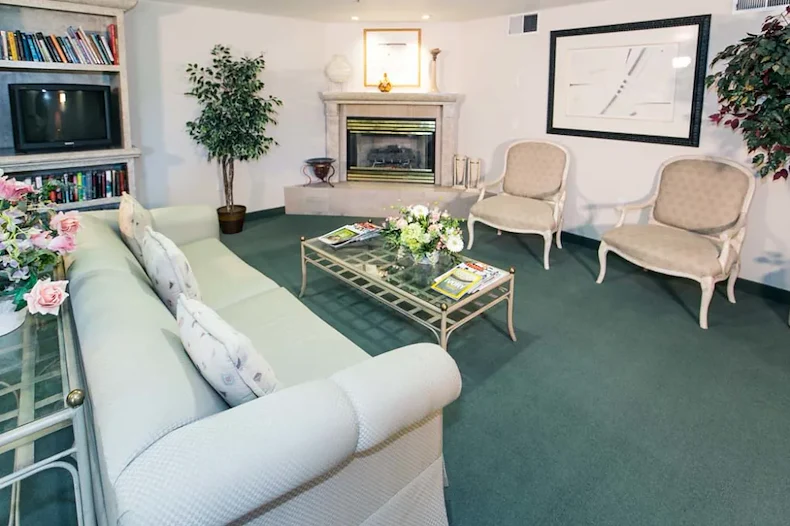 Las Fuentes Resort Village senior living in Prescott, AZ offering independent living, assisted living, and memory care, sitting area