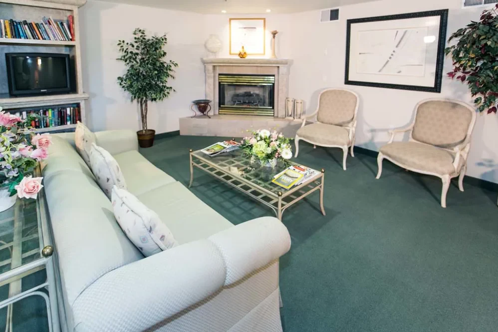 Las Fuentes Resort Village senior living in Prescott, AZ offering independent living, assisted living, and memory care, sitting area