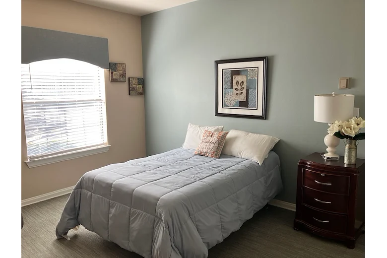 Colonial Oaks at Arlington, TX, bedroom