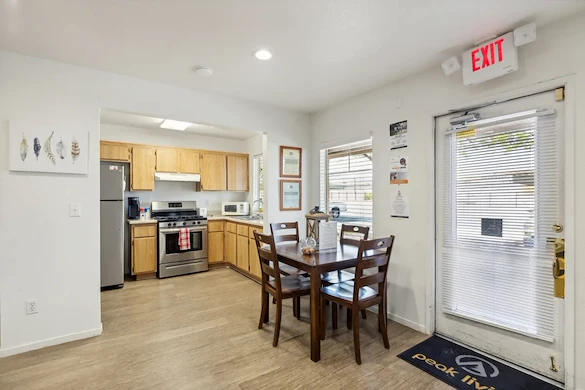 Image of Henderson Manor (7)