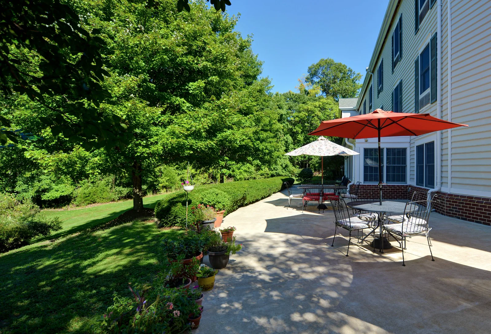 Charter Senior Living of Fredericksburg, Virginia, outdoor sitting area