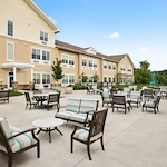 Alto Overland Park, senior living community offering assisted living and memory care in Overland Park, KS, outdoor sitting area with comfortable furniture
