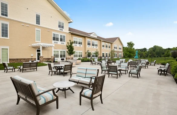 Alto Overland Park, senior living community offering assisted living and memory care in Overland Park, KS, outdoor sitting area with comfortable furniture