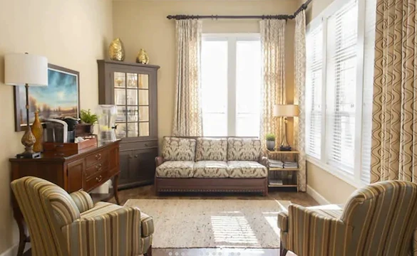 Azalea Gardens Senior Living community offering assisted living and memory care in Tallahassee, FL, common living room with refreshments